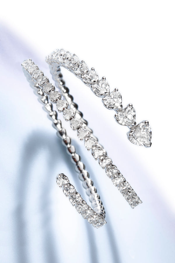 ANNIVERSARY LOVE Graduated contrarié bracelet with harmonious gold spring 18 kt white gold and brilliantcut diamonds heart-shaped diamonds 11.00ct