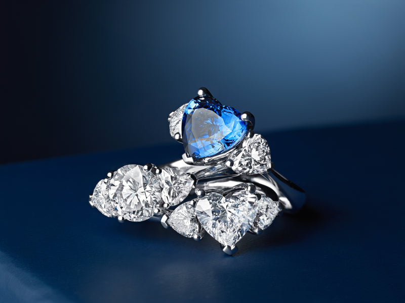 BLUE CARPET ring with brilliant-cut cushion-shaped diamond 2.00ct and 2 trilliant-shaped diamonds 0.395ct