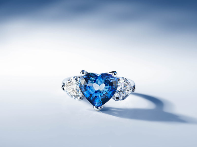 BLUE CARPET ring with heart-shaped Ceylon sapphire 4.90ct and 2 heart-shaped diamonds 1.47ct