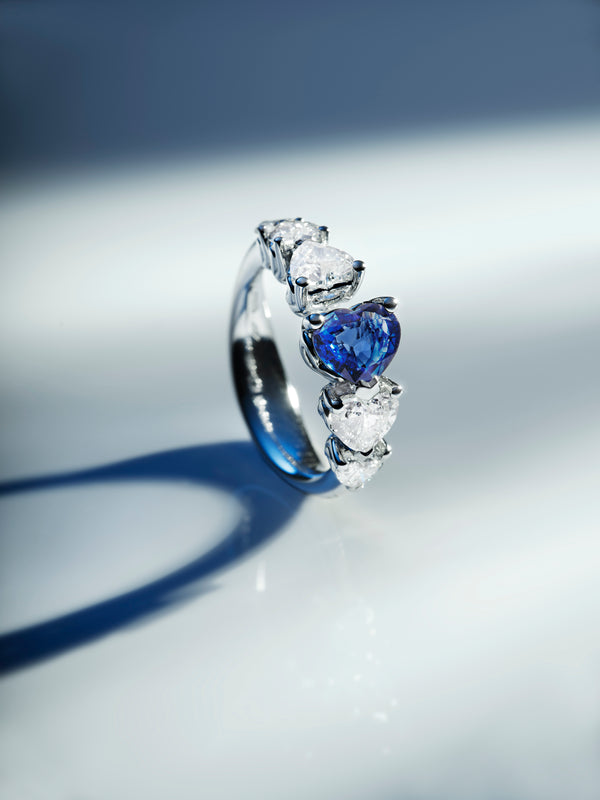 ANNIVERSARY LOVE Graduated contrarié ring 18 kt white gold, brilliant-cut heart-shaped diamonds and central heart-shaped sapphire