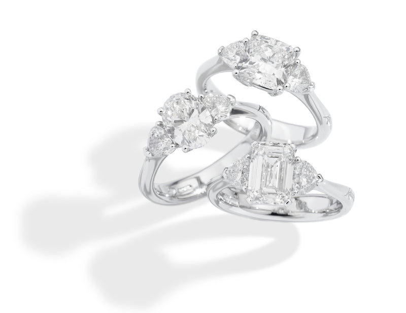 BLUE CARPET ring with brilliant-cut cushion-shaped diamond 2.00ct and 2 trilliant-shaped diamonds 0.395ct