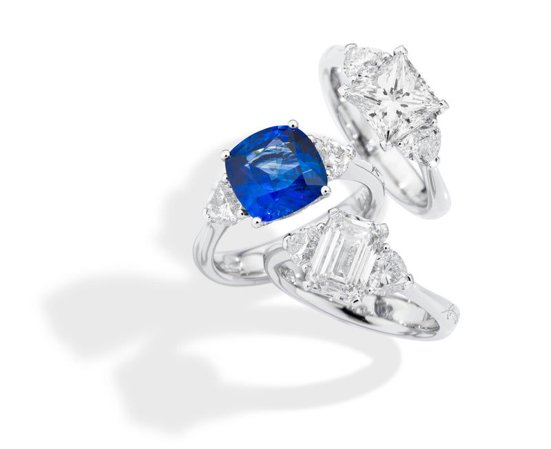 BLUE CARPET ring with cushion-shaped Ceylon sapphire 3.68ct and 2 heart-shaped diamonds 0.76ct