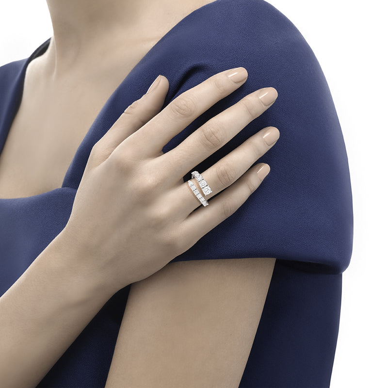 ANNIVERSARY Contrarié ring with diamond surround 18 Kt white gold, brilliant-cut diamonds and 1 pear-cut diamond