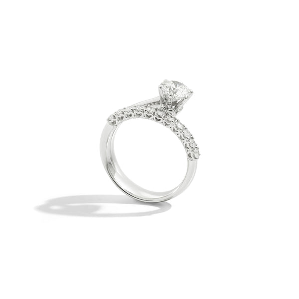 ANNIVERSARY Six-prong solitaire ring with diamond band, 18 kt white gold and diamonds