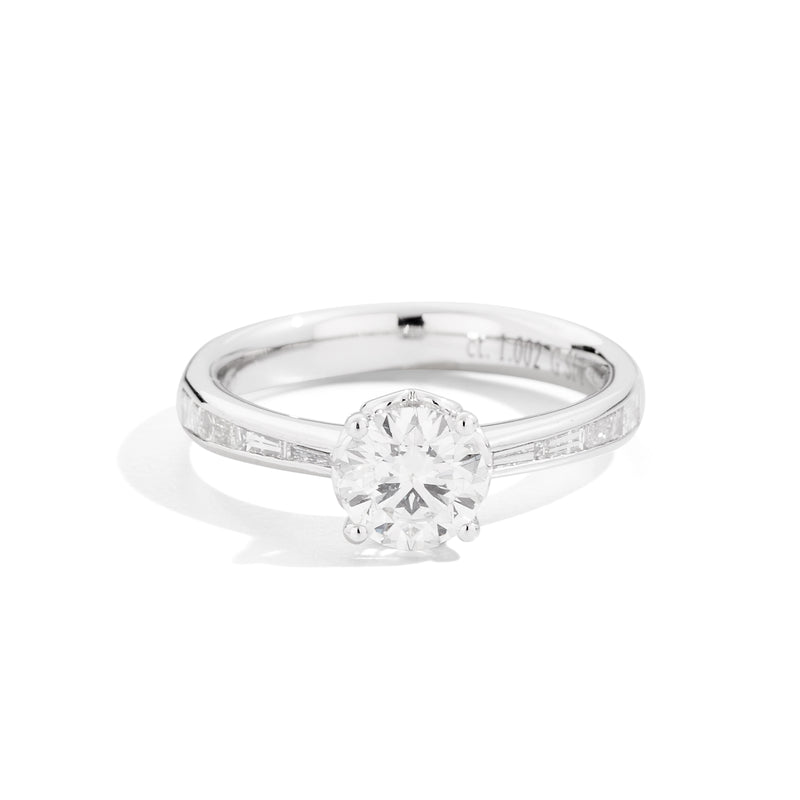 ANNIVERSARY Solitaire ring 18 kt white gold, central brilliant-cut diamond and tapper-cut diamond band