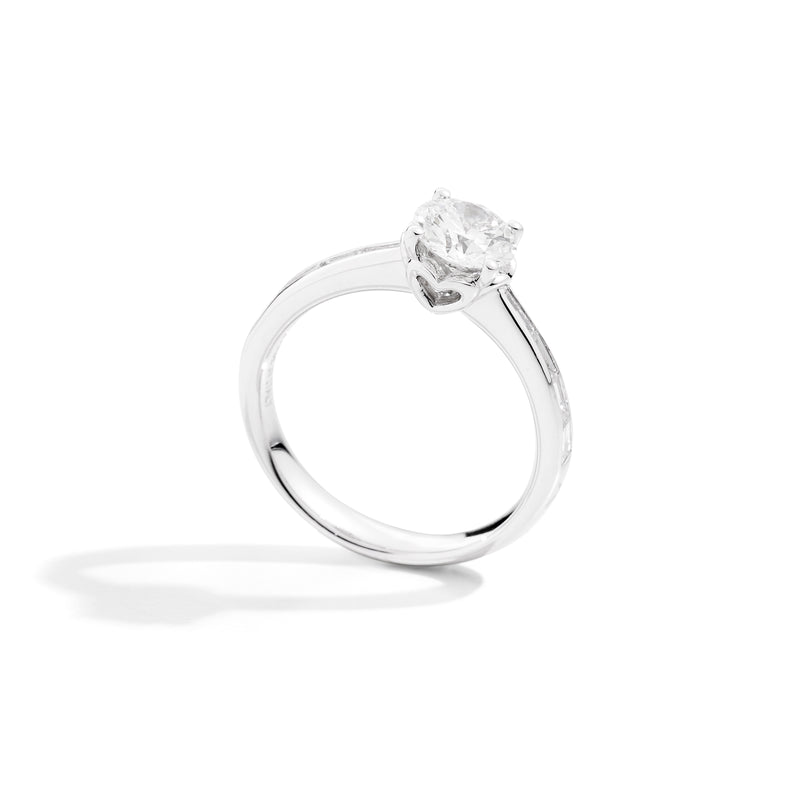 ANNIVERSARY Solitaire ring 18 kt white gold, central brilliant-cut diamond and tapper-cut diamond band