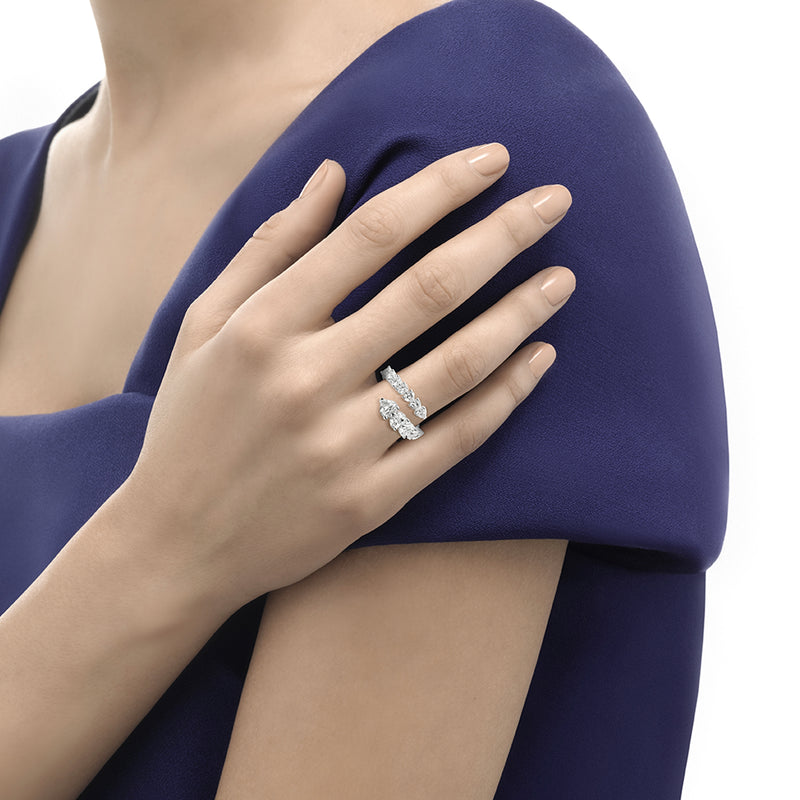 ANNIVERSARY LOVE Graduated contrarié ring 18 Kt white gold and brilliant-cut heart-shaped diamonds