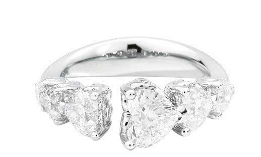 ANNIVERSARY LOVE Graduated contrarié ring 18 kt white gold, brilliant-cut heart-shaped diamonds and central heart-shaped diamond