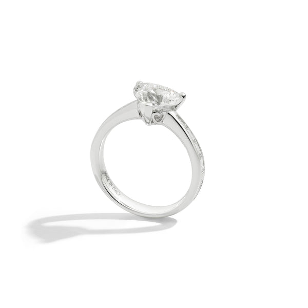 ANNIVERSARY LOVE Solitarie ring 18 kt white gold, central heart shape diamond and taper-cut diamond band