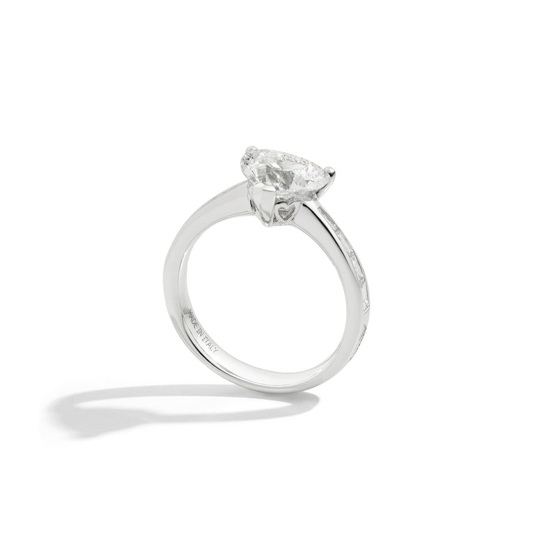 ANNIVERSARY LOVE Solitarie ring 18 kt white gold, central heart shape diamond and taper-cut diamond band