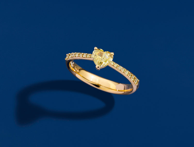 LIMITED EDITION solitaire ring 18 kt yellow gold and brilliant-cut heart-shape fancy diamonds
