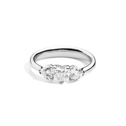 ANNIVERSARY LOVE Graduated trilogy ring 18 Kt white gold and brilliant-cut heart-shaped diamonds