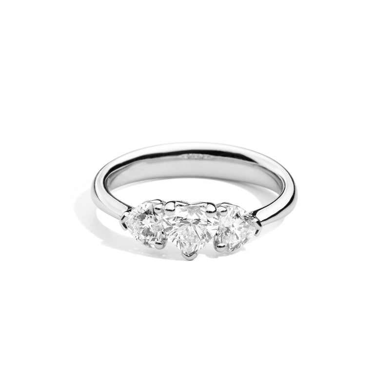 ANNIVERSARY LOVE Graduated trilogy ring 18 Kt white gold and brilliant-cut heart-shaped diamonds