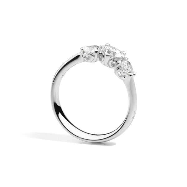 ANNIVERSARY LOVE Graduated trilogy ring 18 Kt white gold and brilliant-cut heart-shaped diamonds