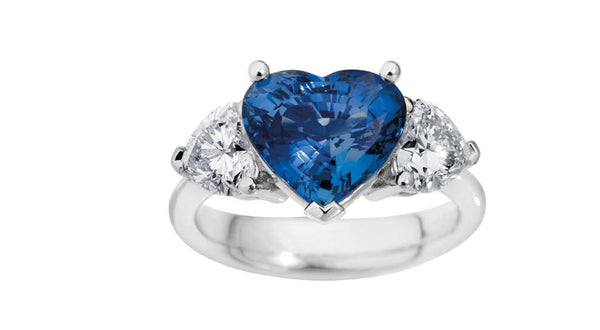 BLUE CARPET ring with heart-shaped Ceylon sapphire 4.90ct and 2 heart-shaped diamonds 1.47ct