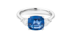 BLUE CARPET ring with cushion-shaped Ceylon sapphire 3.68ct and 2 heart-shaped diamonds 0.76ct