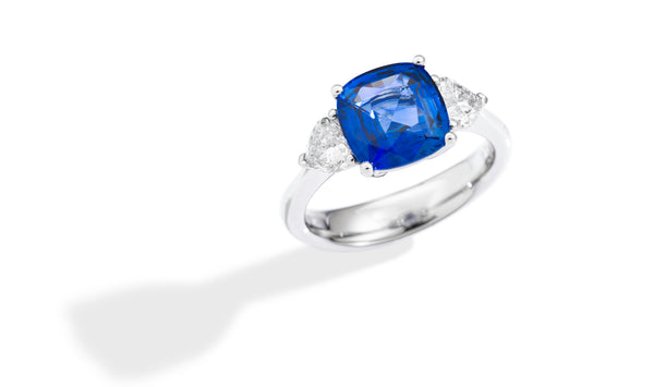 BLUE CARPET ring with cushion-shaped Ceylon sapphire 3.68ct and 2 heart-shaped diamonds 0.76ct