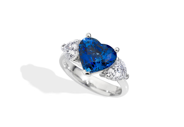 BLUE CARPET ring with heart-shaped Ceylon sapphire 4.90ct and 2 heart-shaped diamonds 1.47ct