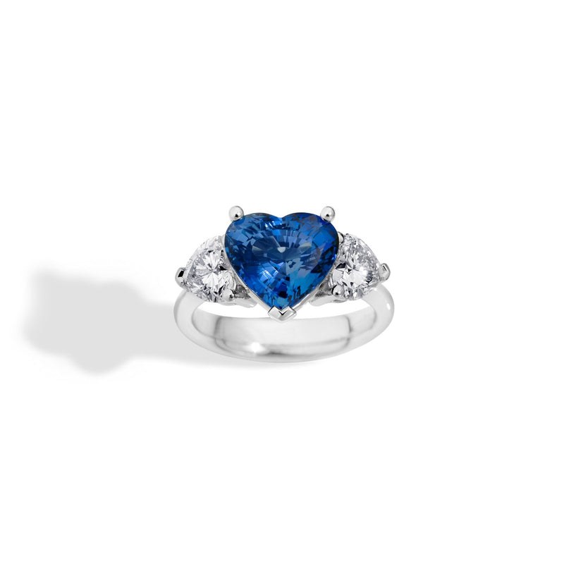 BLUE CARPET ring with heart-shaped Ceylon sapphire 4.90ct and 2 heart-shaped diamonds 1.47ct